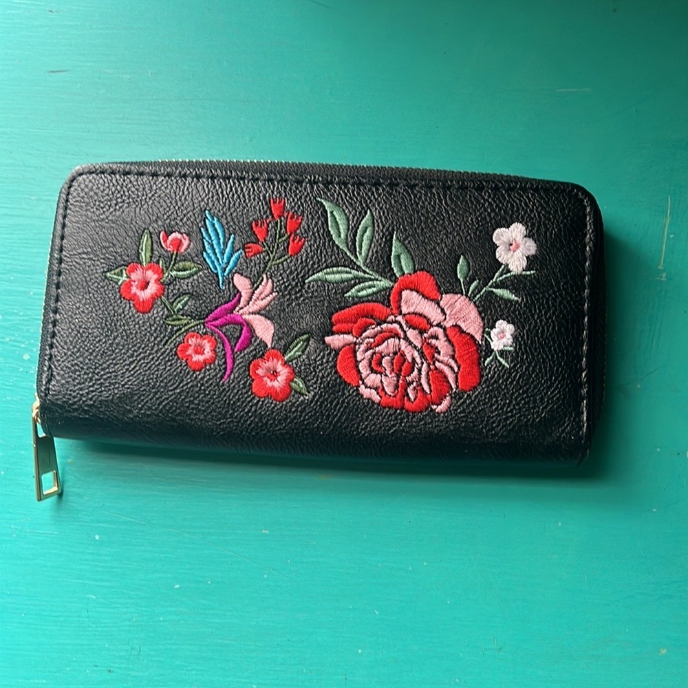 Just a wallet I’m selling black design nothing wrong with it a little fancy